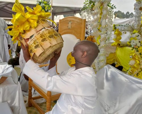 Omukama Ruhanga Owobusobozi Bisaka booasts health donates Maternity beds worth 20million to Masindi Hospital